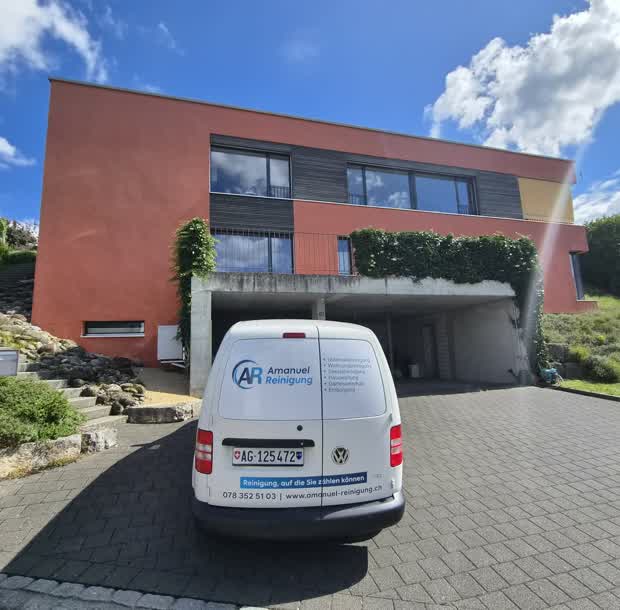 Servicefahrzeug von Amanuel Reinigung vor einem Wohnhaus